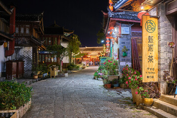 Naklejka premium street by night in lijiang, yunnan, china