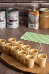 Fototapeta premium Cornets au beurre d'érable traditionnels québécois sur planche en bois