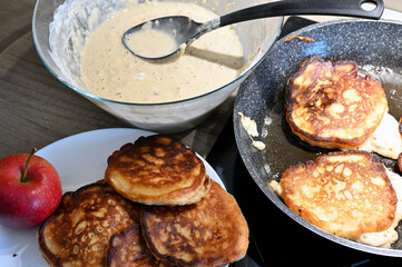 Racuchy z jabłkami domowej roboty © Hanna