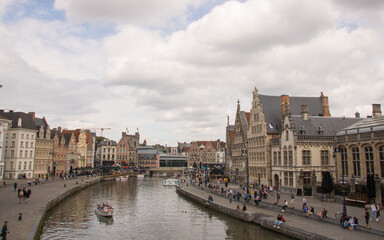 Fototapeta premium ville de gand ou gent en Belgique: une ville avec de magnifiques demeures flamandes anciennes