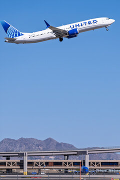 sky harbor airport 3-8-2026 Phoenix, AZ USAUnited Airlines Boeing 737-Max9 N27419 at Phoenix Sky Harbor Intl. Airport.