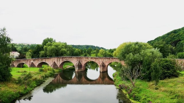 Historische Steinbogenbr&uuml;cke &uuml;ber die Werra: Die Werrabr&uuml;cke in Vacha, bekannt als &bdquo;Br&uuml;cke der Einheit&ldquo;, verbindet Th&uuml;ringen und Hessen und ist ein bedeutendes Denkmal der deutschen Teilung.