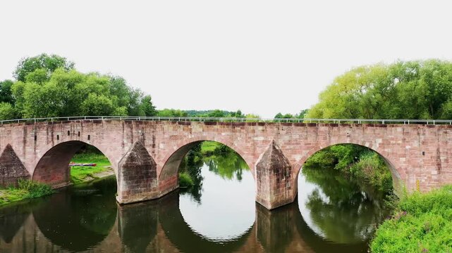 Historische Steinbogenbr&uuml;cke &uuml;ber die Werra: Die Werrabr&uuml;cke in Vacha, bekannt als &bdquo;Br&uuml;cke der Einheit&ldquo;, verbindet Th&uuml;ringen und Hessen und ist ein bedeutendes Denkmal der deutschen Teilung.