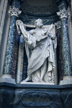 Black and white statue of Saint Bartholomew in San Giovanni in Laterano