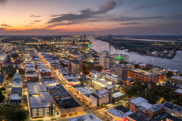 Obraz premium Savannah, Georgia Broughton Street. American architecture with illuminated streets and historical buildings