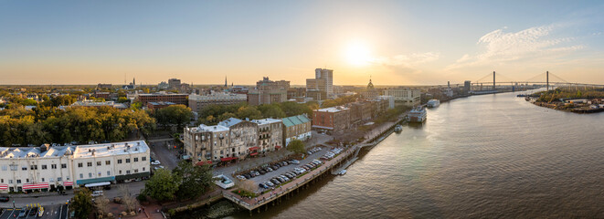 Naklejka premium Savannah, Georgia. Famous historic River Street with waterfront tourist attractions. USA cityscape at sunset