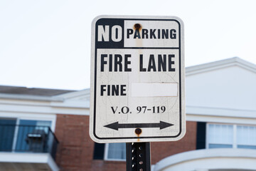 Naklejka premium Urban Fire Lane Sign with “No Parking” – Emergency Access, Road Safety, Public Signage Horizontal photo