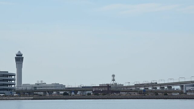 中部国際空港連絡鉄道橋の上で離合する2000系ミュースカイと2200系（名鉄空港線 りんくう常滑 - 中部国際空港, 2026年3月）