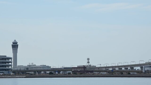 中部国際空港連絡鉄道橋の上で離合する2000系ミュースカイと2200系（名鉄空港線 りんくう常滑 - 中部国際空港, 2026年3月）