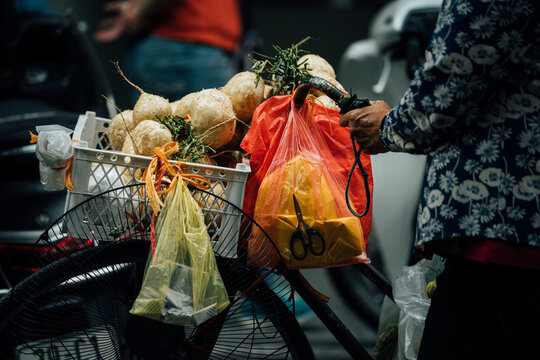 Củ Đậu Jicama Seller on Bicycle, Hanoi Vietnam