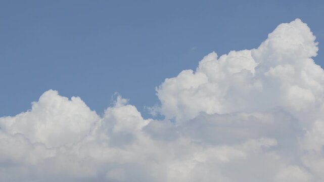 Paceful Puffy Cloud Sky Background