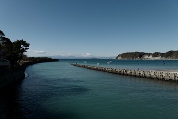Obraz premium 逗子海岸の突堤から望む相模湾と江の島のパノラマ風景