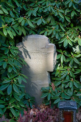 Grabmal eines unbekannten Soldaten  auf einem Friedhof in Ratingen © Blende8