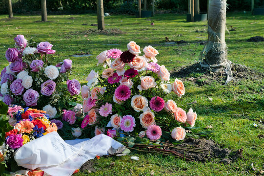 Ein letzter Gru&szlig; in Form von Kr&auml;nzen und Schleifen  auf einem Friedhof in Ratingen