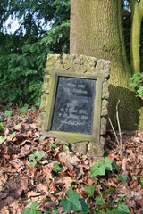 sehr altert Grabstein für eine Ehefrau auf einem Friedhof in Unna © Blende8