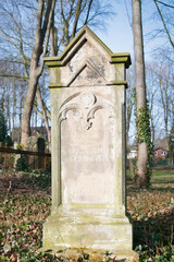 sehr alter Grabstein für die geliebte Ehefrau auf einem Friedhof in Unna © Blende8