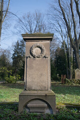 schöner alter Grabstein mit Kranz auf einem Friedhof in Unna © Blende8