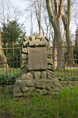 kleiner sehr alter Grabstein auf einem Friedhof in Unna Hier ruht mein lieber Sohn und viele Wünsche auf einem Friedhof in Unna © Blende8