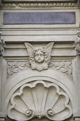 Putte, schöner kleiner Engel über einer Muschel auf einem Grabstein auf einem Friedhof in Unna © Blende8
