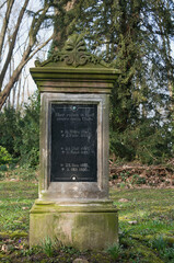 Hier ruhen in Gott unsere lieben Eltern sehr alter Grabstein auf einem Friedhof in Unna © Blende8