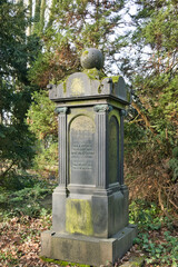schöner alter Grabstein in Form einer Säule Familiengrabstätte auf einem Friedhof in Unna © Blende8