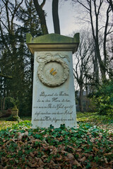 Selig sind die Toten, schöne Erinnerungen auf einem alten Grabstein  auf einem Friedhof in Unna © Blende8
