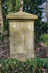alter schlichter Grabstein für die zu früh verstorbene Ehefrau auf einem Friedhof in Unna © Blende8