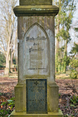 sehr altes Familiengrab mit einer Erinnerungstafel an den Bruder der im Krieg gefallen ist auf einem Friedhof in Unna © Blende8