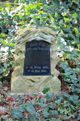 sehr alter Grabstein eines Kindergrabes auf einem Friedhof in Unna © Blende8