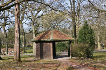 Wetterschutzhütte  auf einem Friedhof in Unna © Blende8