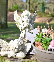 Wunderschöner betender Engel auf einem Friedhof in Unna © Blende8