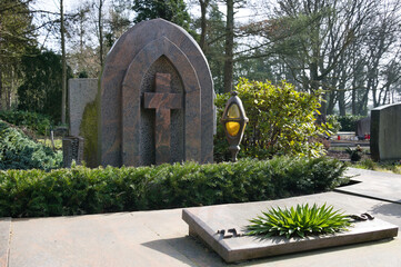 Schöner Grabstein in Form einer Kirche mit Kreuz auf einem Friedhof in Unna © Blende8
