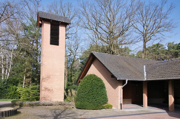 schöne Friedhofskapelle in Unna mit Glockenturm © Blende8