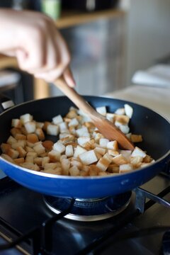 刻んだパンの耳をフライパンで炒めてパン耳ラスクを作っているところ