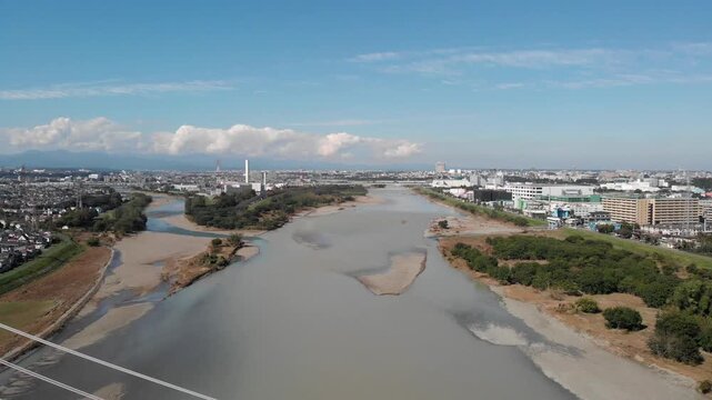 空撮 府中四谷橋の移動後受け俯瞰映像(吊りケーブル&rarr;全景)