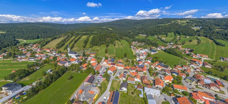 Ausblick auf den Erholungsort Grainet am Haidel im niederbayerischen Kreis Freyung-Grafenau von oben