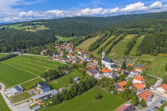 Der s&uuml;dliche Bayerische Wald rund um die Gemeinde Grainet in der Region Donau-Wald  im Luftbild