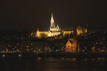 Obraz premium Night view of Matthias Church and Fisherman's Bastion in Budapest