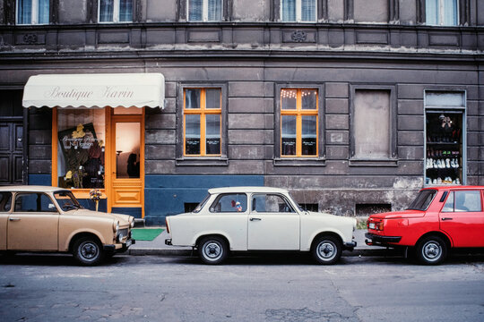 Historisches Foto, mehrere Autos parken vor einer neu er&ouml;ffneten Boutique in Ostdeutschland, 1990, Deutschland 