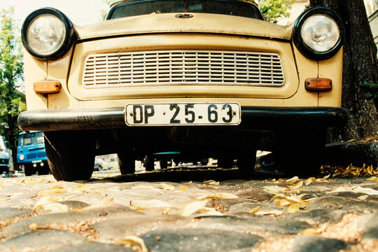 Historisches Foto, ein Trabant parkt auf einer Kopfsteinpflasterstra&szlig;e, 1990, Potsdam, Deutschland 