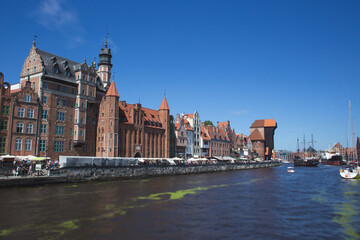 Obraz premium The historic Zuraw Crane and colourful facades of the Long Embankment in Gdansk, Poland