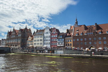 Obraz premium Picturesque waterfront with historic Hanseatic-style buildings along the Motlawa River in Gdansk, Poland