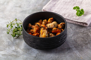 Fototapeta premium Peeled mussels heap in the bowl