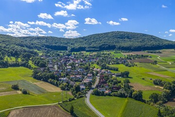 Fototapeta premium Die Stadt Hersbruck aus der Vogelperspektive, Blick auf den Stadtteil links der Pegnitz