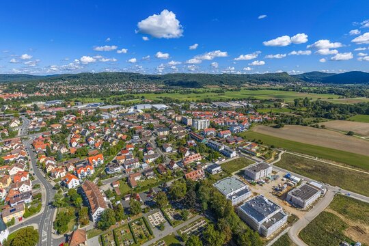 Die Stadt Hersbruck aus der Vogelperspektive, Blick auf den Stadtteil links der Pegnitz