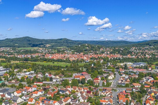Die Stadt Hersbruck aus der Vogelperspektive, Blick auf den Stadtteil links der Pegnitz