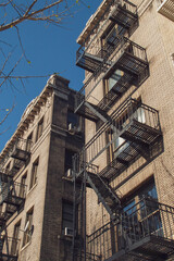 Las tradicionales escaleras de incendios de los edificios de Nueva York, EEUU. Edificio del 15 Central Park North Residence's en un soleado día de otoño de 2019. © AngelLuis