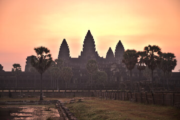 Fototapeta premium Sunrise over Angkor Wat, Siem Reap, Camboida