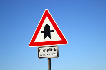 vorfahrtVerkehrszeichen 301- Vorfahrt mit Aufschrift Privatgelände, es gilt die StVO,