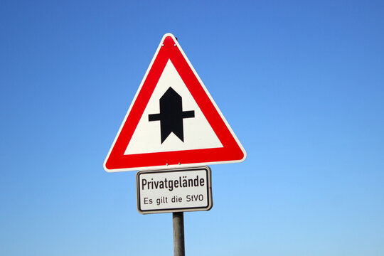 vorfahrtVerkehrszeichen 301- Vorfahrt mit Aufschrift Privatgel&auml;nde, es gilt die StVO,